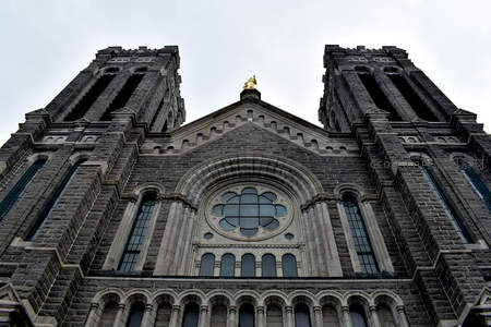 庄严教堂正面玫瑰窗与双塔