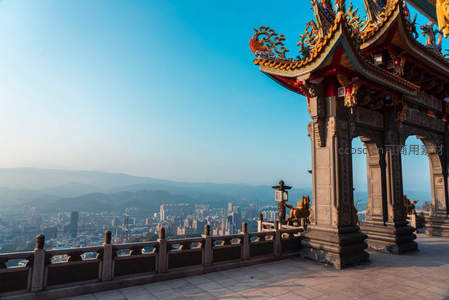 中式庙宇俯瞰城市全景