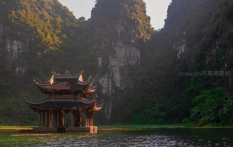 山水间亭台倒影如画