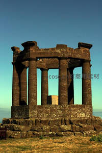 古罗马神庙遗址，柱廊擎天映碧空