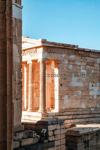 雅典卫城石柱廊，阳光洒落显辉煌