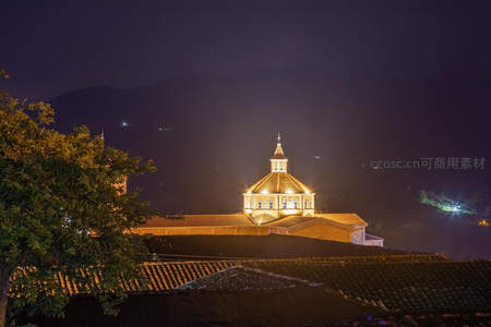 山顶教堂夜灯点亮寂静山谷