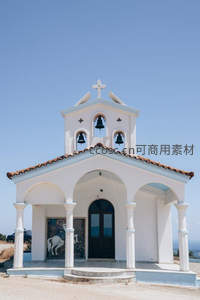 白色教堂钟楼矗立蓝天之下