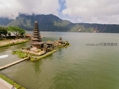 湖中神庙倒影青山云雾缭绕