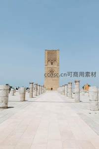 古老石柱广场通向高耸塔楼