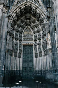 宏伟教堂正门雕刻群像庄严神圣