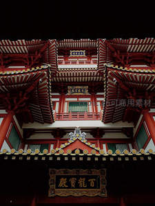 仰拍中式古刹飞檐斗拱与匾额