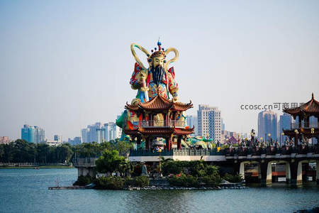 湖中巨型关公像俯瞰现代都市