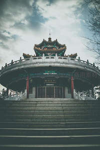 古亭巍峨，云影徘徊石阶前