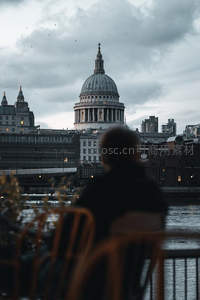 泰晤士畔，圣保罗大教堂剪影