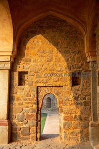 印度古堡拱门内透出的宁静庭院光影