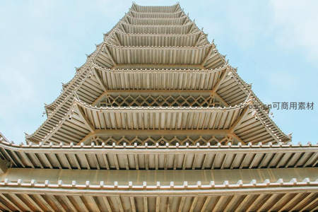 仰望古塔层层飞檐直指云霄