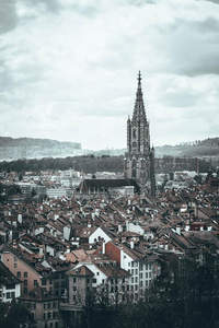 尖顶教堂俯瞰古城屋顶如海