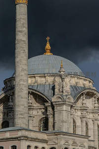 穹顶与尖塔在乌云下庄严矗立