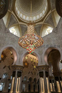 清真寺内璀璨吊灯