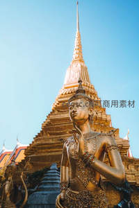 金色佛像守护古寺尖塔