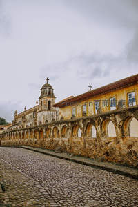 古老修道院拱廊下的石板路