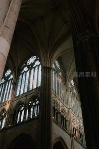 哥特教堂高耸穹顶，彩窗透光神圣