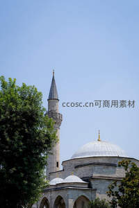 清真寺宣礼塔与穹顶在蓝天映衬下