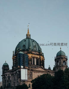 柏林大教堂黄昏时分的绿色穹顶