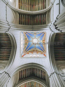 穹顶之下，彩绘星河与石柱的交响