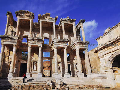 宏伟的塞尔苏斯图书馆正面全景