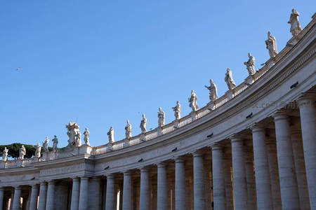 圣彼得广场廊柱与雕像的庄严线条