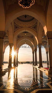 清真寺拱廊内夕阳洒落光影斑驳如画
