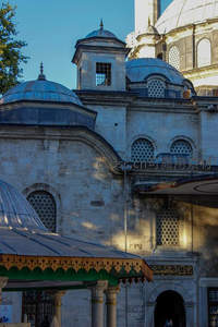 古老石墙与铜顶圆顶在晨光中静谧安详