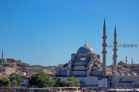 蓝天下的宏伟清真寺与城市风光