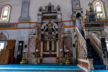 华丽清真寺内殿与讲经台特写