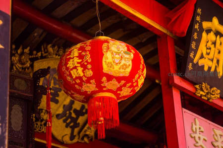 传统庙宇中悬挂的红色福字灯笼