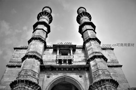黑白双塔古建筑仰拍，历史沧桑感扑面而来