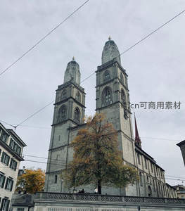秋日里的双塔教堂庄严矗立