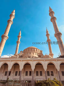 清真寺穹顶与尖塔直指蔚蓝天空