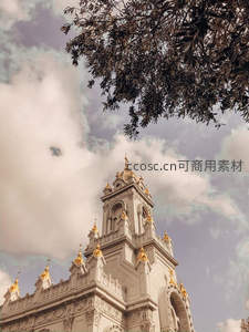 云影下的金色教堂尖顶