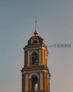 晴空下的钟楼静谧矗立