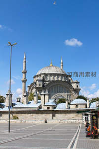 晴空下的苏莱曼尼耶清真寺展现古典伊斯兰建筑之美