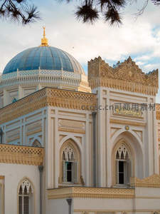 金色穹顶与阿拉伯文匾额的清真寺