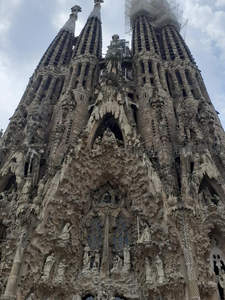 高迪圣家堂的奇幻尖塔与繁复雕刻