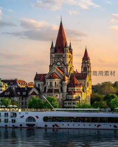 河畔夕阳中的哥特式教堂