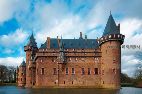红砖古堡矗立湖畔，尖塔映衬蓝天白云