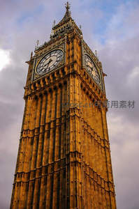 仰望大本钟，哥特式钟楼直指云霄