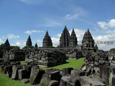 婆罗浮屠佛塔群静卧草原，石雕诉说千年信仰