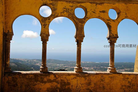 拱廊窗框下的海景，古典建筑与自然交融