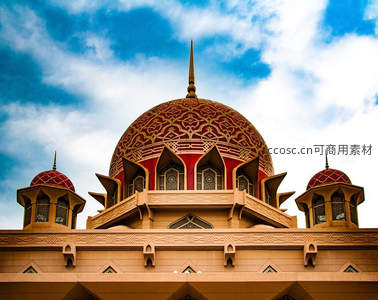 伊斯兰清真寺穹顶特写，红金纹饰与蓝天白云