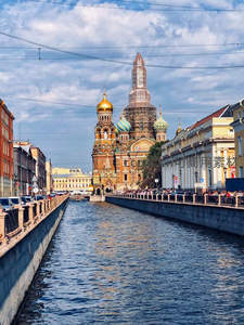 圣彼得堡滴血教堂倒映在运河碧波中