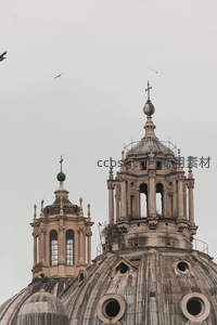 穹顶十字高耸，飞鸟掠过苍穹