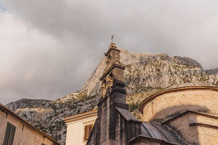 山城教堂钟楼耸立云间