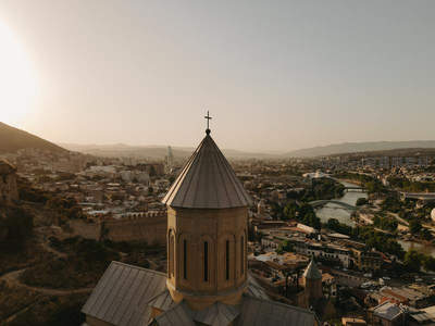 俯瞰古城教堂尖顶，阳光洒落河畔城市全景